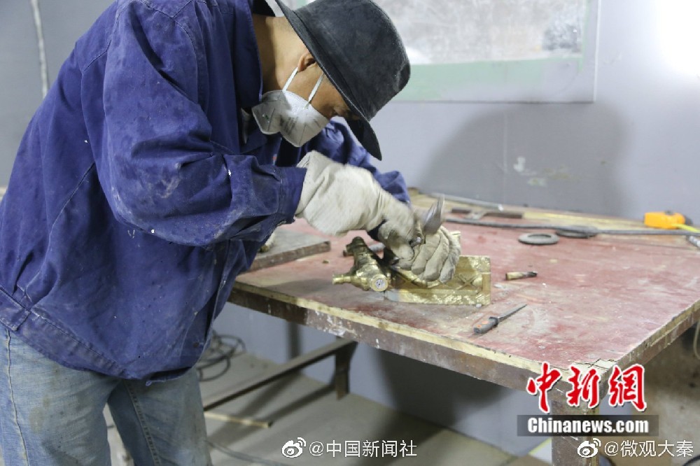 男子“复制”秦始皇陵铜车马 六个人一年才能造一件